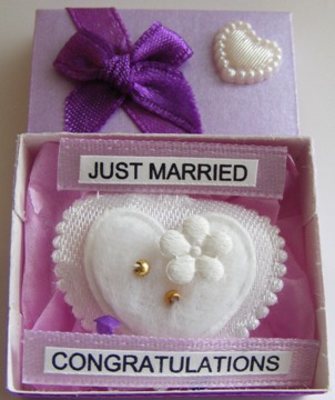 DOLLS HOUSE 1/12th BOXED WEDDING RING CUSHION - Click Image to Close